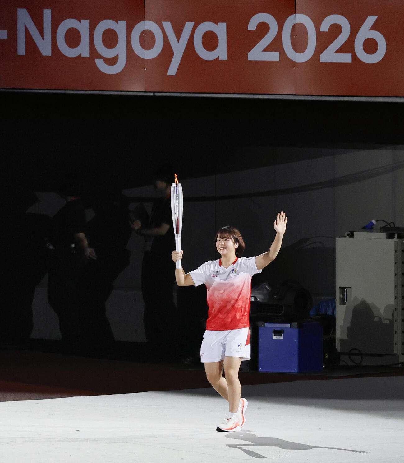 開会式で聖火ランナーを務める藤波朱理＝19日、パロマ瑞穂スタジアム