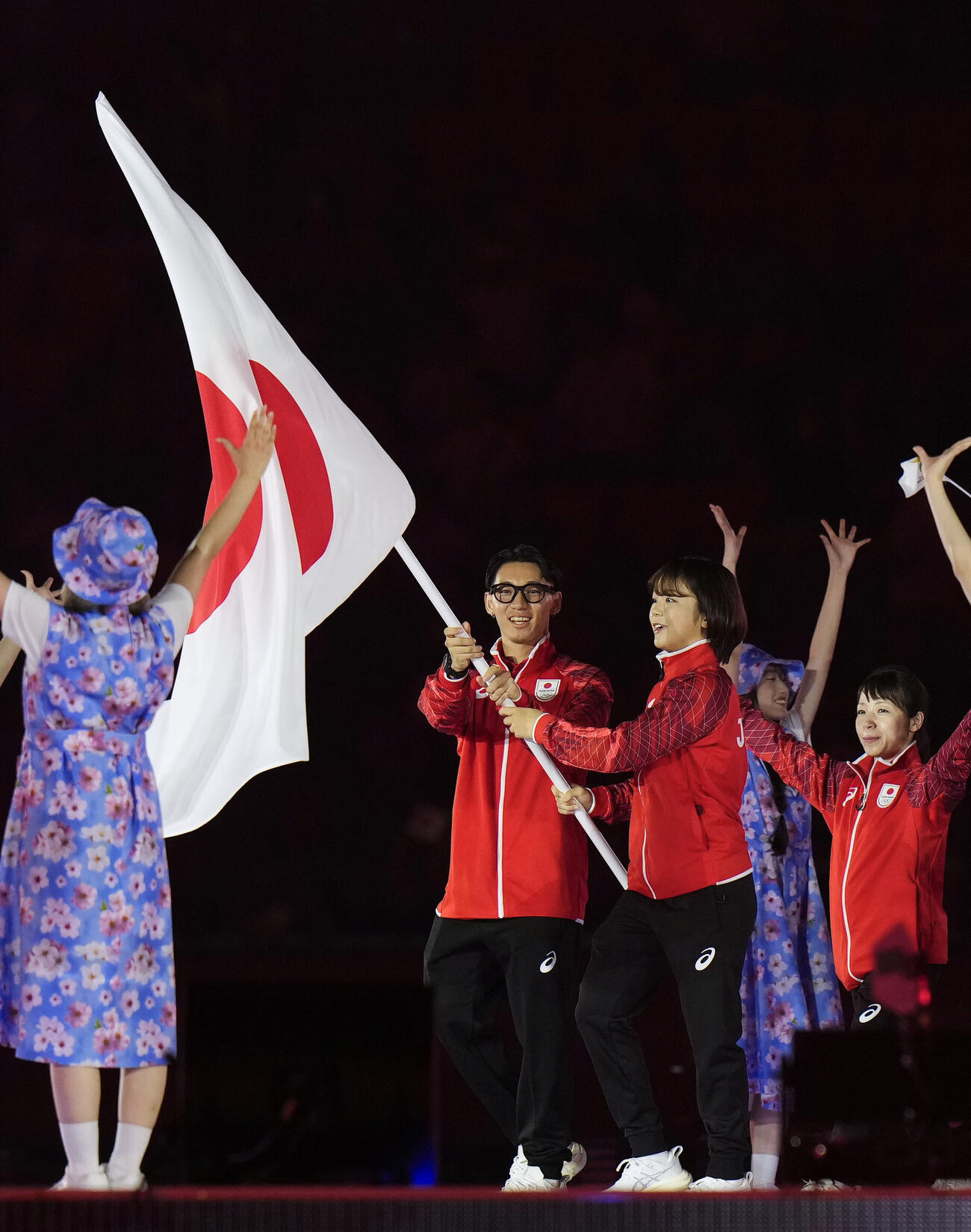 アジア大会の開会式で日の丸を手に入場行進する旗手の中村輪夢（左）と藤波朱理＝19日、パロマ瑞穂スタジアム