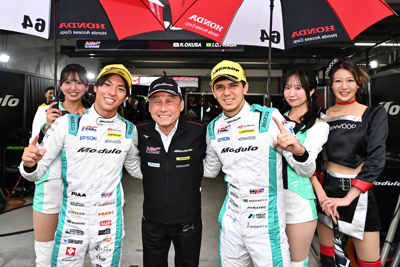 ポールポジションを獲得した大草りき、中嶋悟総監督、イゴール・オオムラ・フラガ（前列左から＝GTA提供）