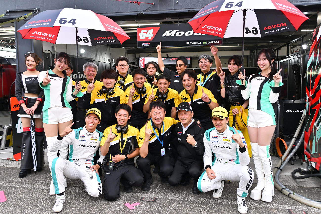 大草りき（前列左）イゴール・オオムラ・フラガ（前列右）らチームで1位ポーズ（GTA提供）