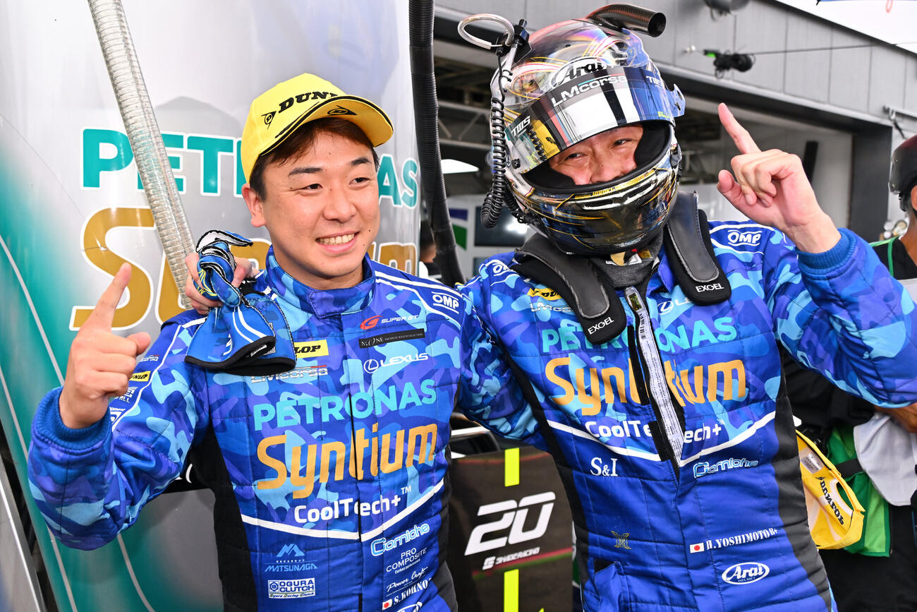 GT300クラスでポールポジションを獲得した河野駿佑、吉本大樹（左から＝GTA提供）
