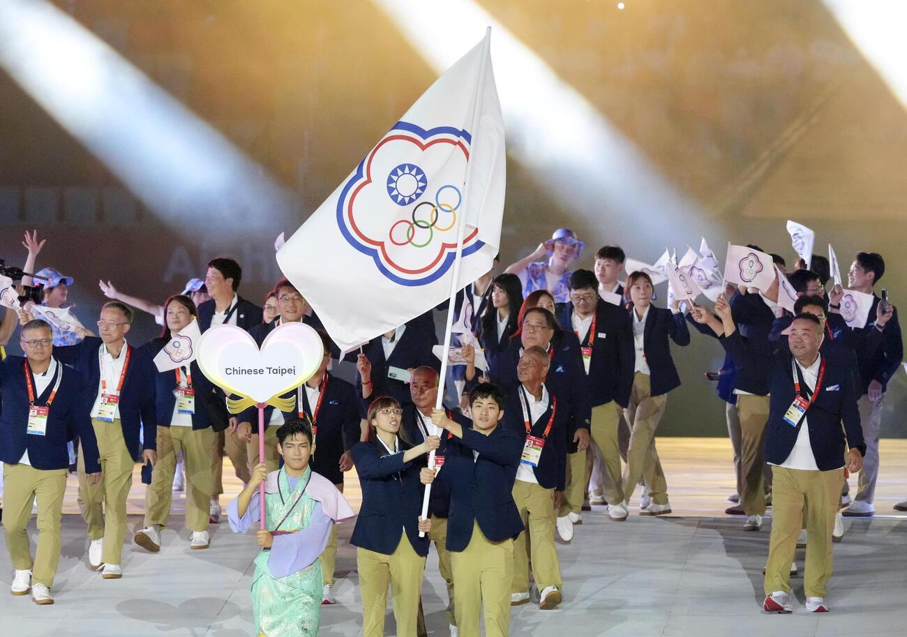 入場行進する台湾選手団＝19日、パロマ瑞穂スタジアム（共同）
