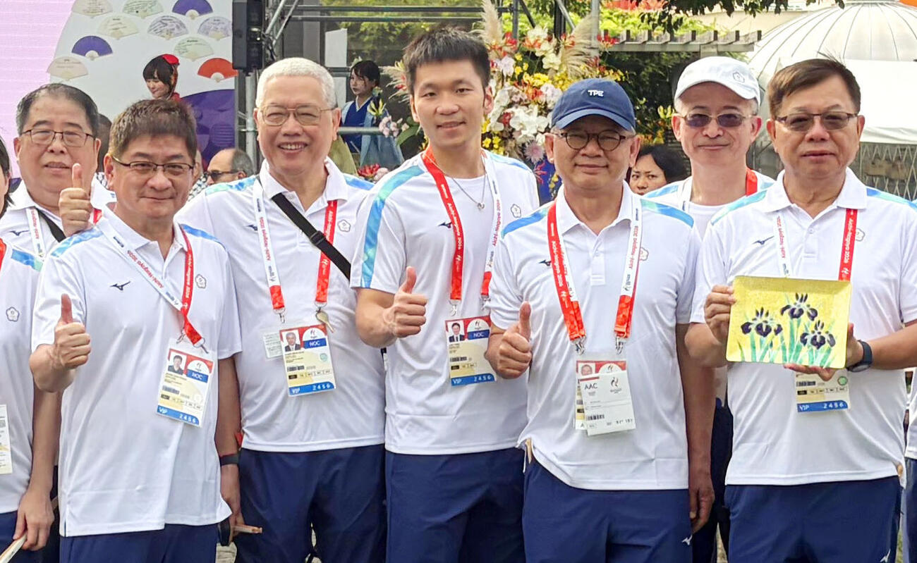 大幅に開始が遅れた選手団の歓迎式典に参加した台湾の李洋運動部長（中央）ら＝18日、名古屋市