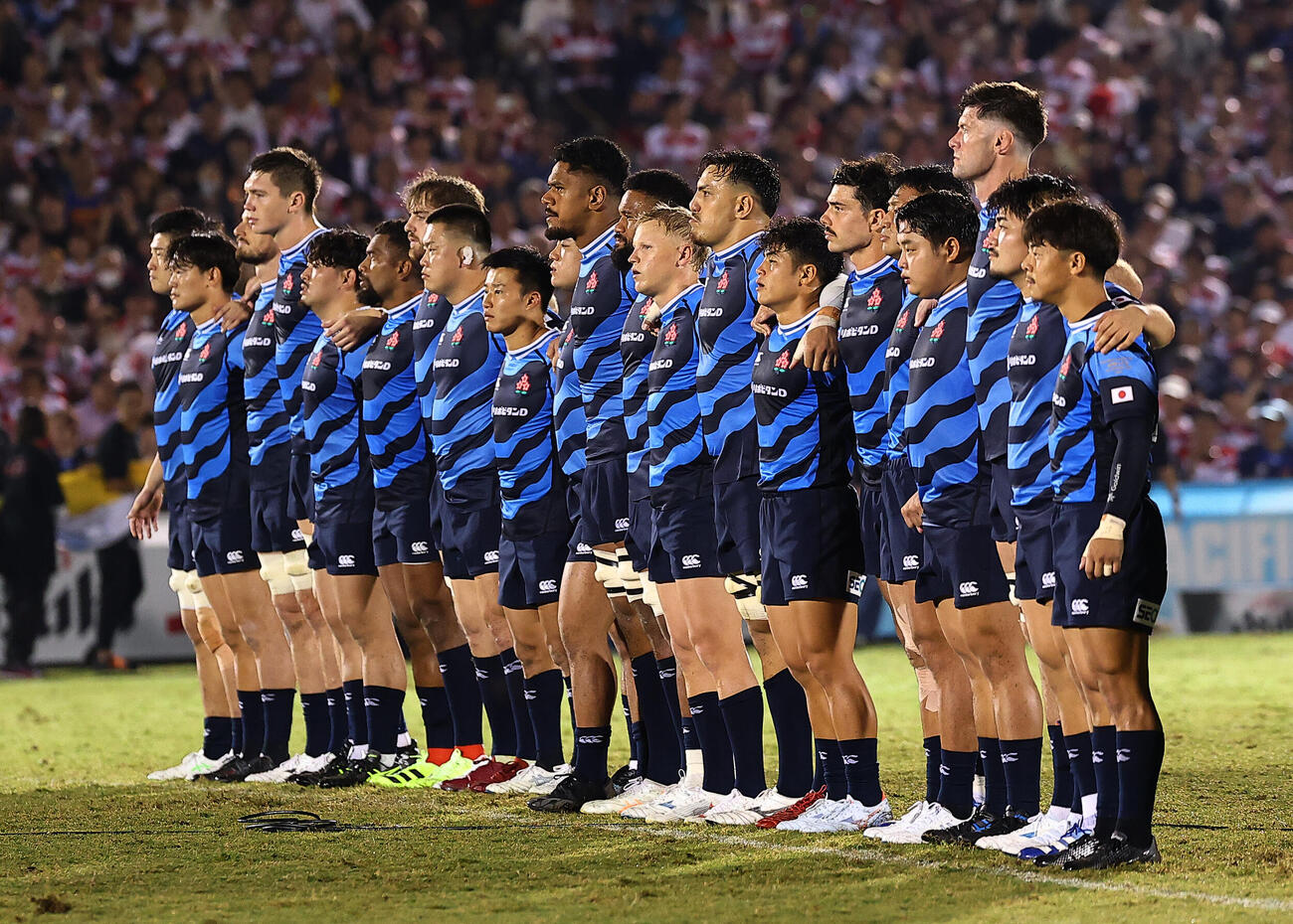 フィジー対日本　　フィジーのハカを見つめる日本の選手たち（撮影・野上伸悟）