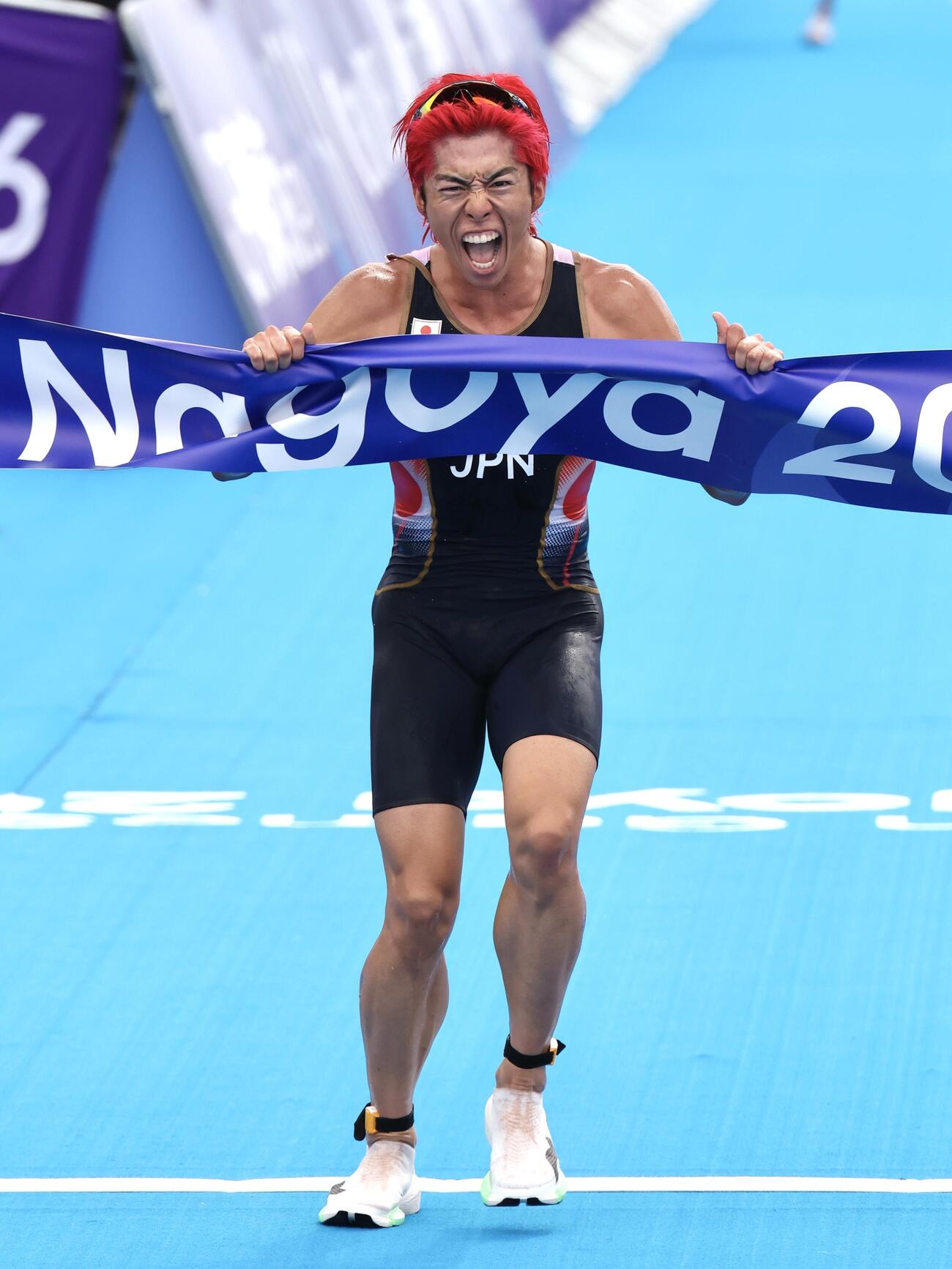 トライアスロン　優勝し喜びを爆発させる北條巧（撮影・宮地輝）