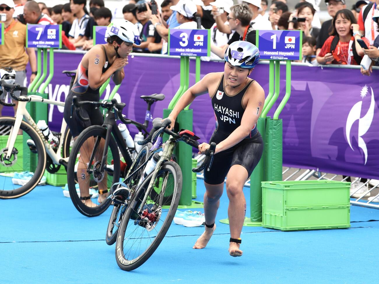 トライアスロン　水泳からバイクへ移る平泉真心（左）と林愛望（撮影・宮地輝）