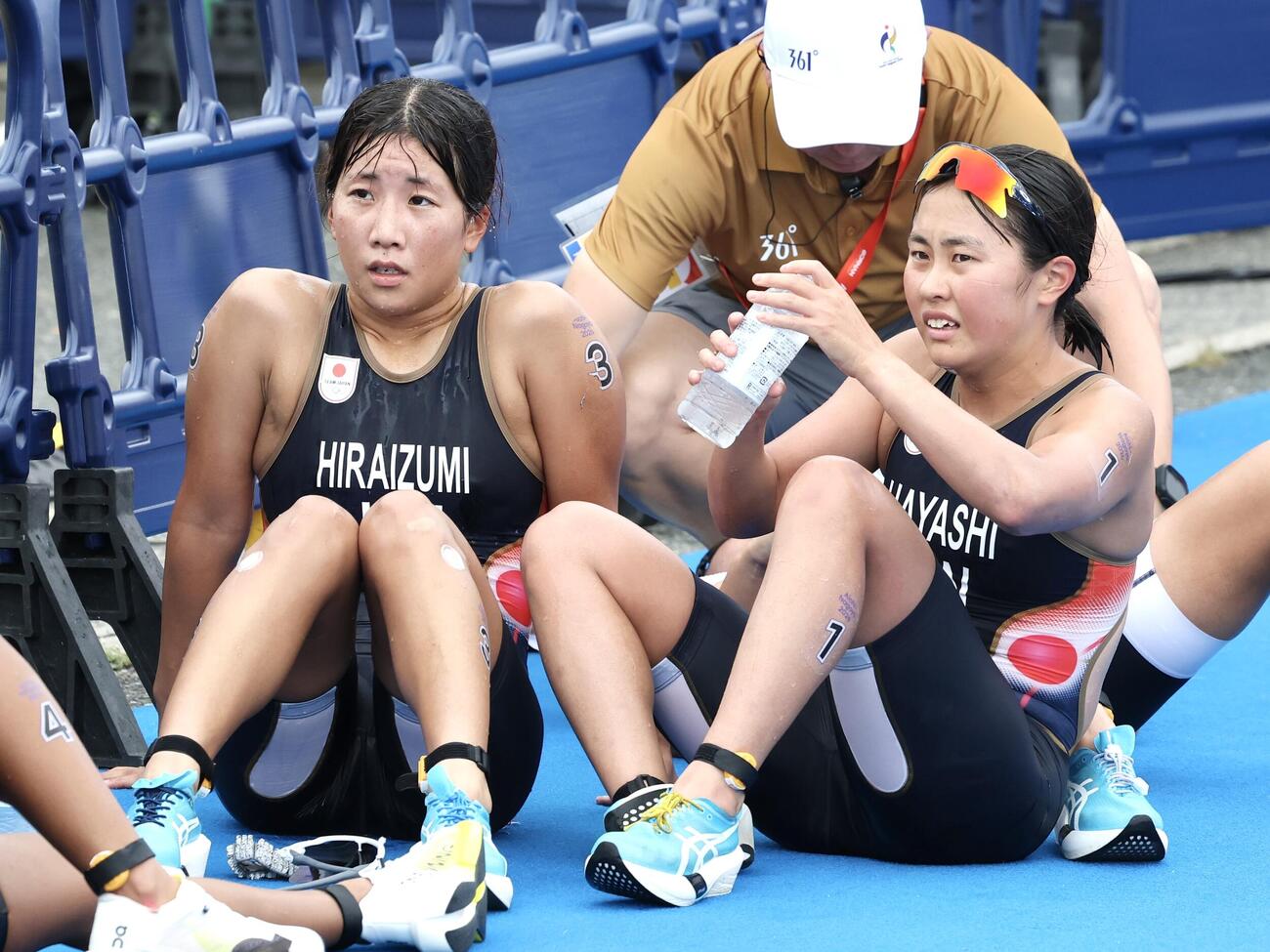 トライアスロン　ゴールした平泉真心（左）と林愛望（撮影・宮地輝）