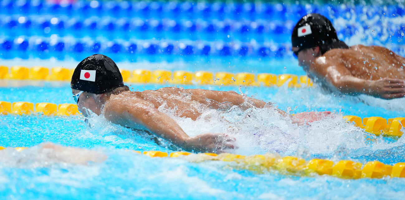 男子200メートル個人メドレー決勝　バタフライを泳ぐ小島夢貴。右は松下知之（撮影・鈴木みどり）