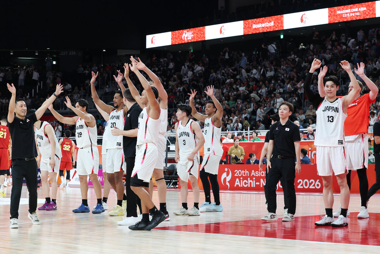 バスケットボール男子準決勝　日本対中国　中国に勝利し、決勝進出を決めあいさつする選手たち（2026年9月18日撮影）