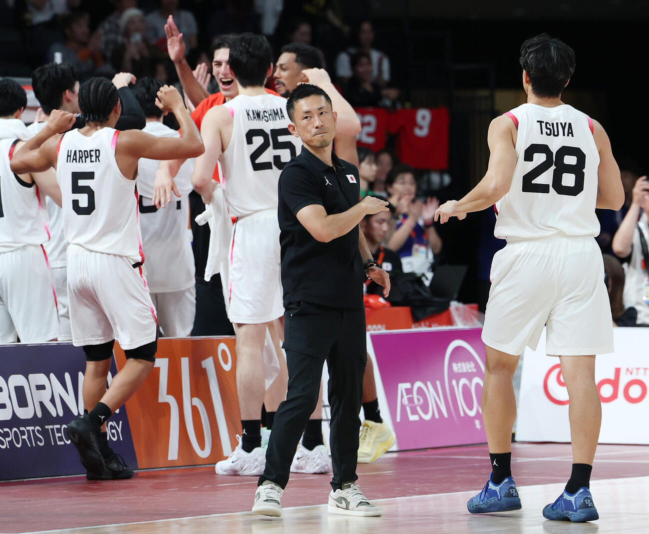 バスケットボール男子準決勝　日本対中国　中国に勝利し、決勝進出を決めた吉本泰輔監督（2026年9月18日撮影）