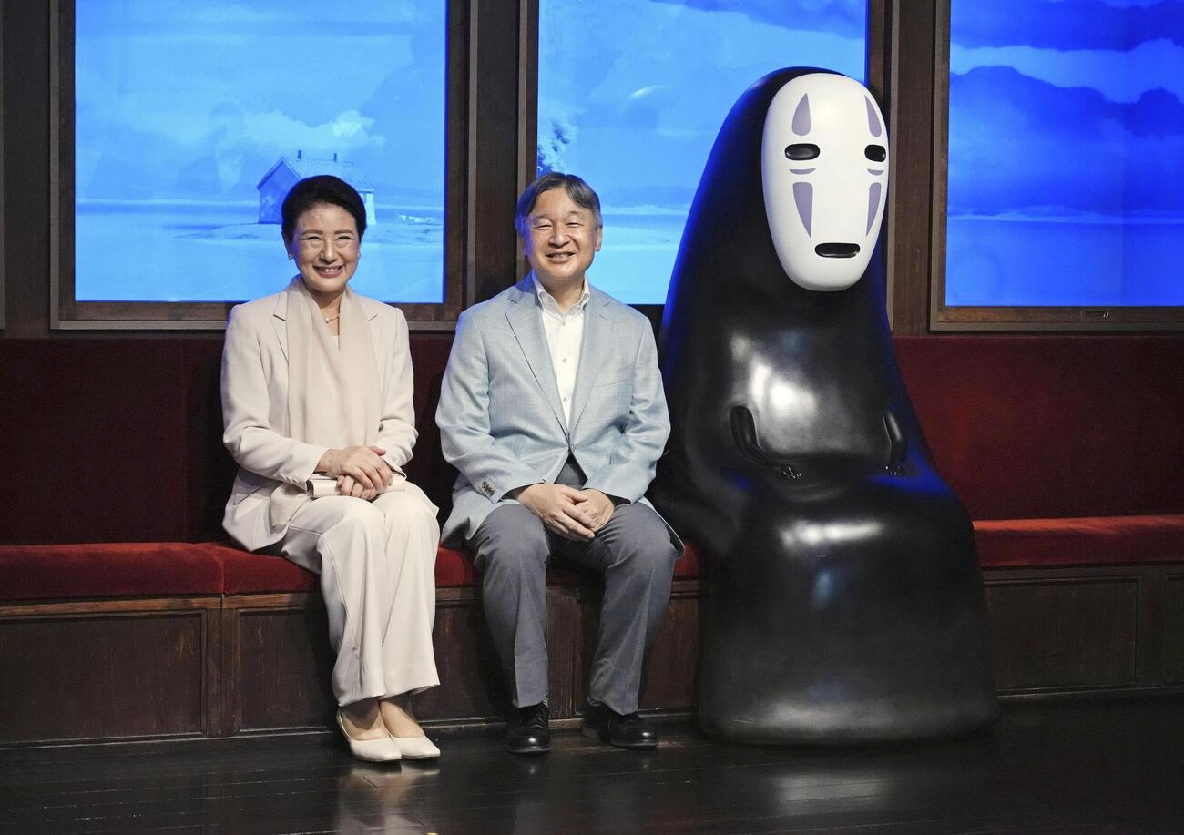 ジブリパークで映画「千と千尋の神隠し」のキャラクター「カオナシ」と笑顔を見せられる天皇、皇后両陛下＝20日午前、愛知県長久手市（代表撮影）(共同)
