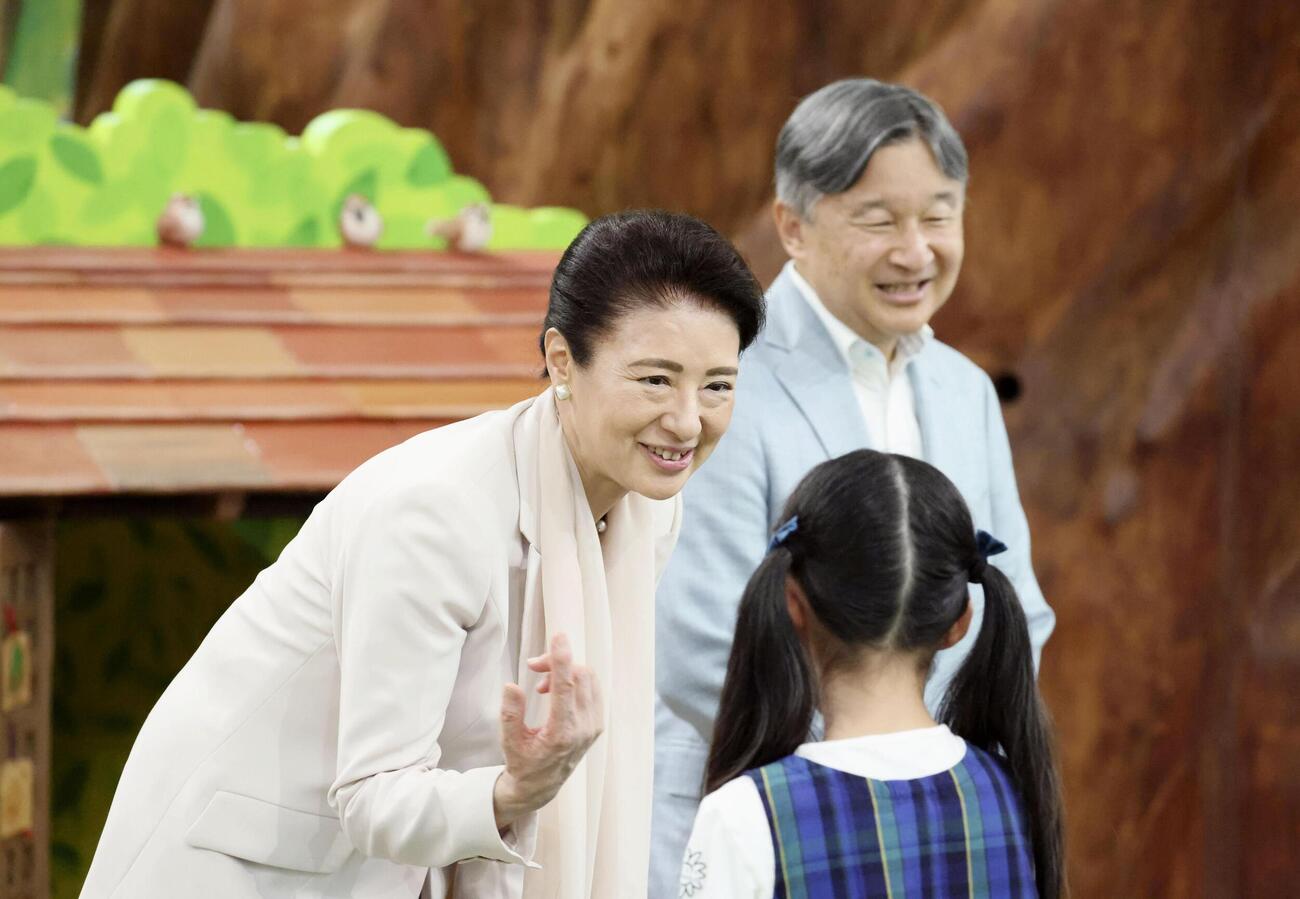 ジブリパークの「ネコバスルーム」で地元の小学生と交流される天皇、皇后両陛下＝20日午前、愛知県長久手市（代表撮影）(共同)