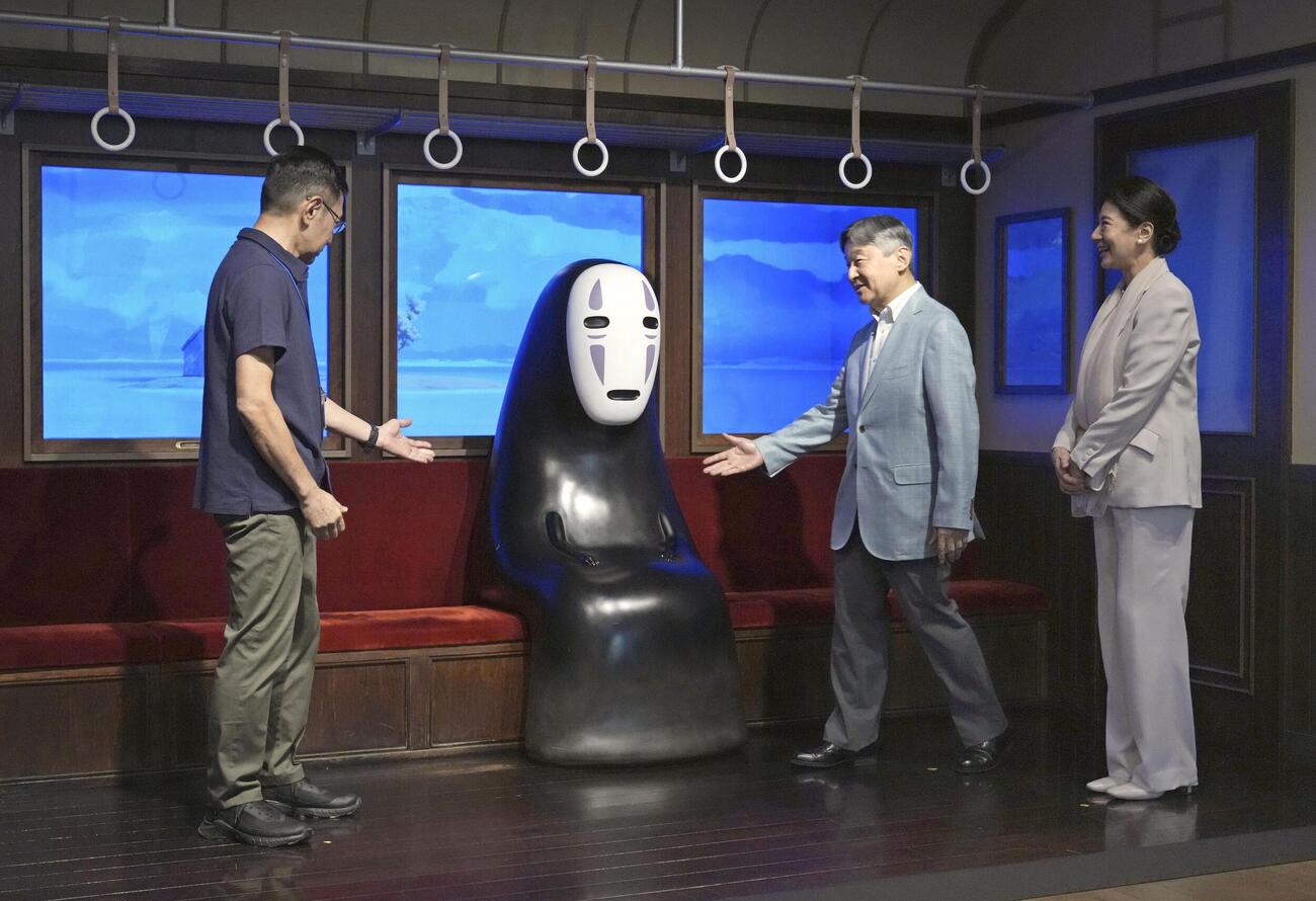 ジブリパークで映画「千と千尋の神隠し」の体験展示を見学される天皇、皇后両陛下＝20日午前、愛知県長久手市（代表撮影）(共同)