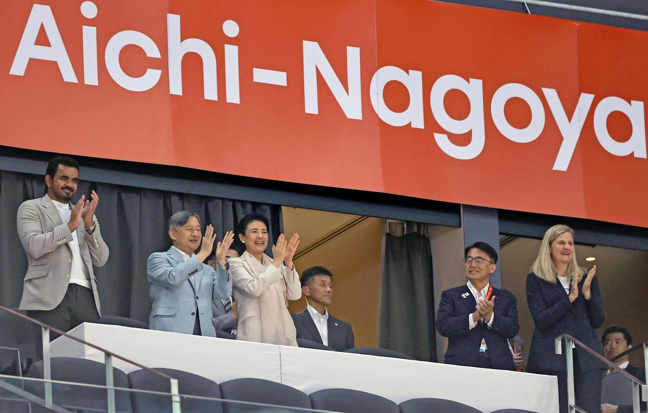 アジア大会バスケットボール競技の観戦を終え、選手に拍手を送られる天皇、皇后両陛下＝20日午後、名古屋市のIGアリーナ(共同)