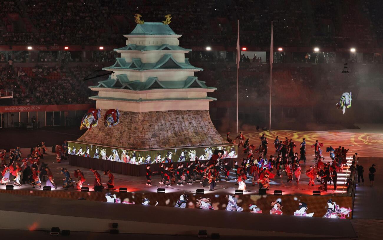 開会式に登場した、名古屋城を模した巨大な風船＝19日、パロマ瑞穂スタジアム(共同)