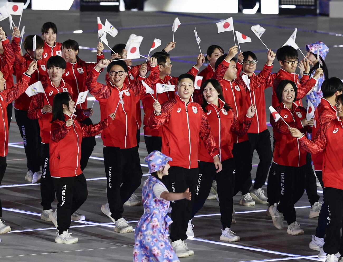 開会式で入場行進する日本選手団＝19日、パロマ瑞穂スタジアム(共同)