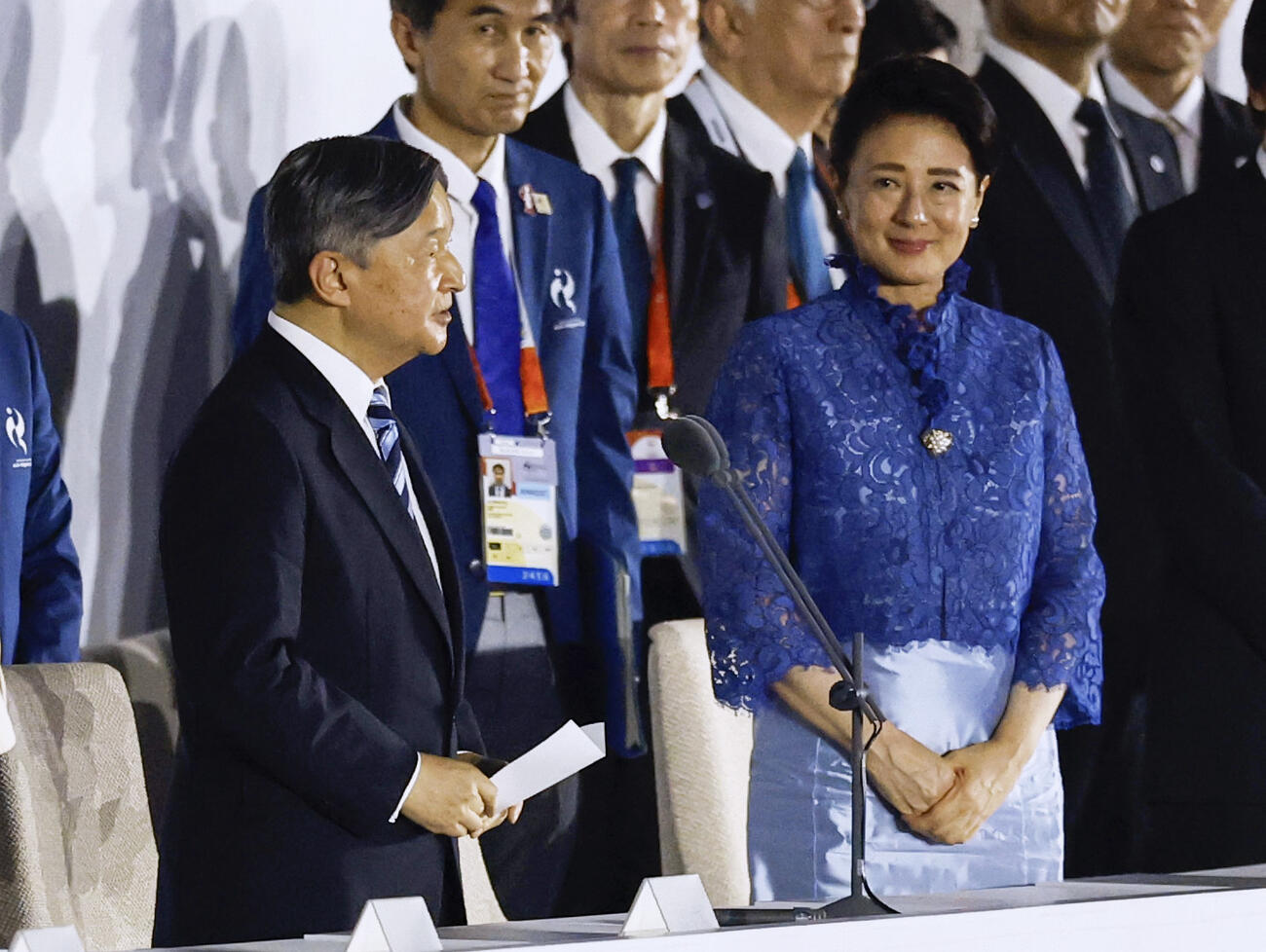 アジア大会の開会を宣言される天皇陛下＝19日、パロマ瑞穂スタジアム