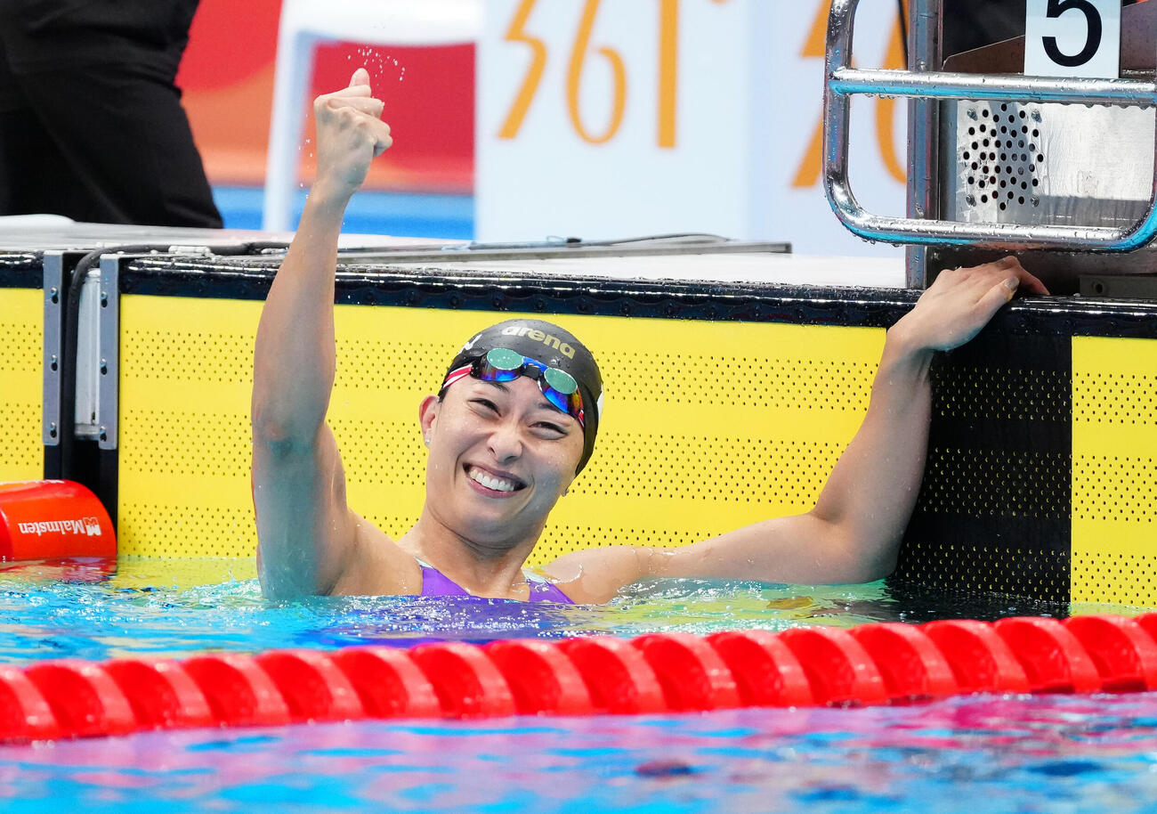 女子50メートル平泳ぎ決勝　銀メダルを獲得し、ガッツポーズする鈴木聡美（撮影・鈴木みどり）