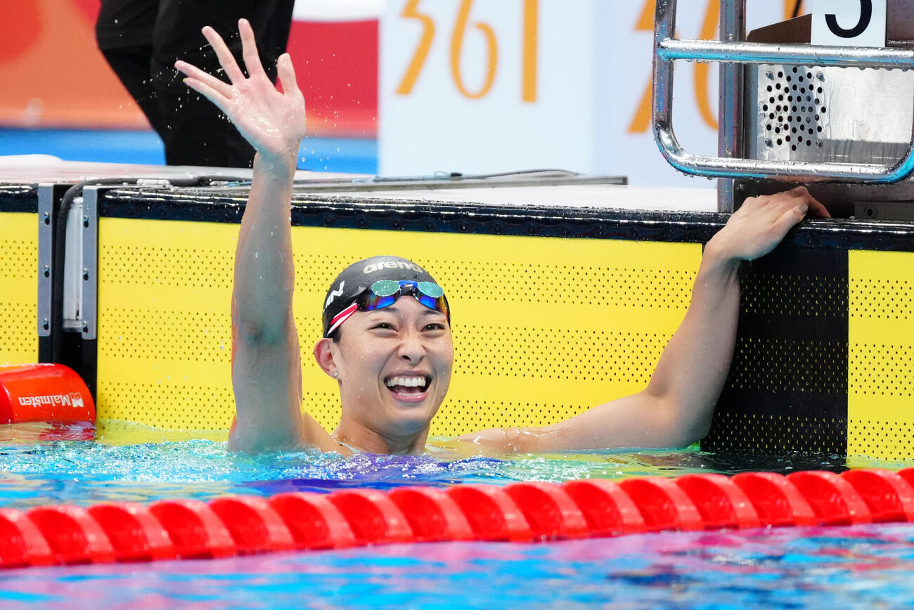 女子50メートル平泳ぎ決勝　銀メダルを獲得し、声援に応える鈴木聡美（撮影・鈴木みどり）