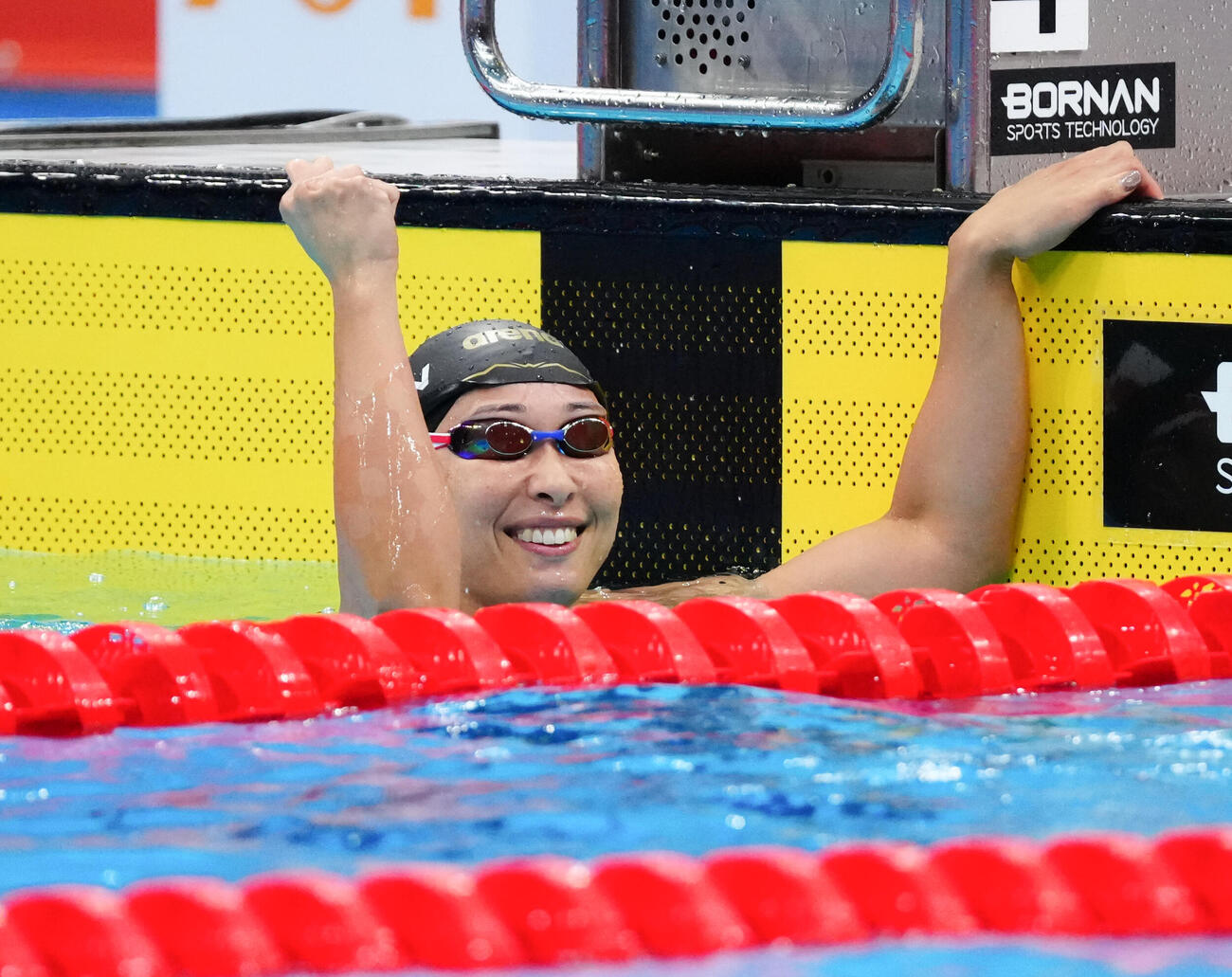 女子50メートル平泳ぎ予選　ゴール後ガッツポーズする鈴木聡美（撮影・鈴木みどり）