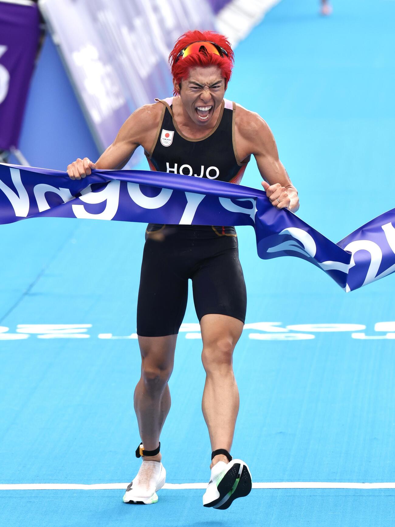 アジア大会トライアスロン男子で優勝し喜びを爆発させる北條巧。日本勢金メダル1号となった（撮影・宮地輝）