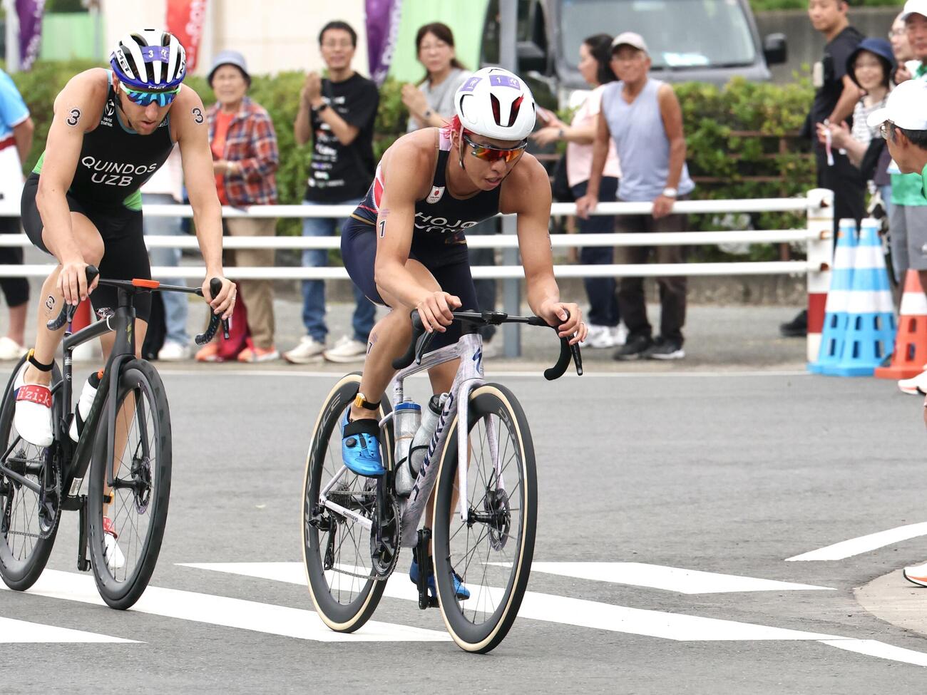 トライアスロン　バイクで力走する北條巧（撮影・宮地輝）