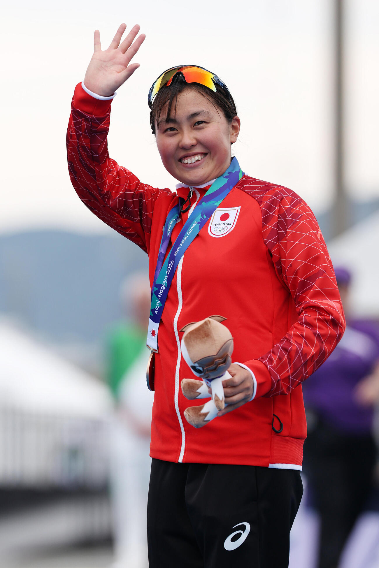 アジア大会トライアスロン女子で銅メダルを獲得し笑顔で手を振る林愛望（撮影・宮地輝）
