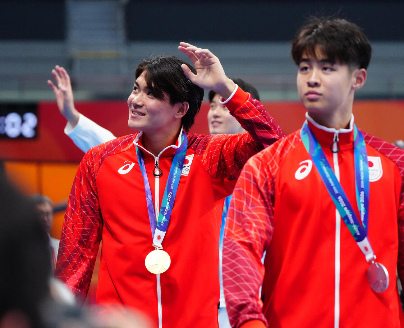 男子200メートル個人メドレー決勝　金メダルの松下知之は声援に応える。右は銀メダルの小島夢貴（撮影・鈴木みどり）