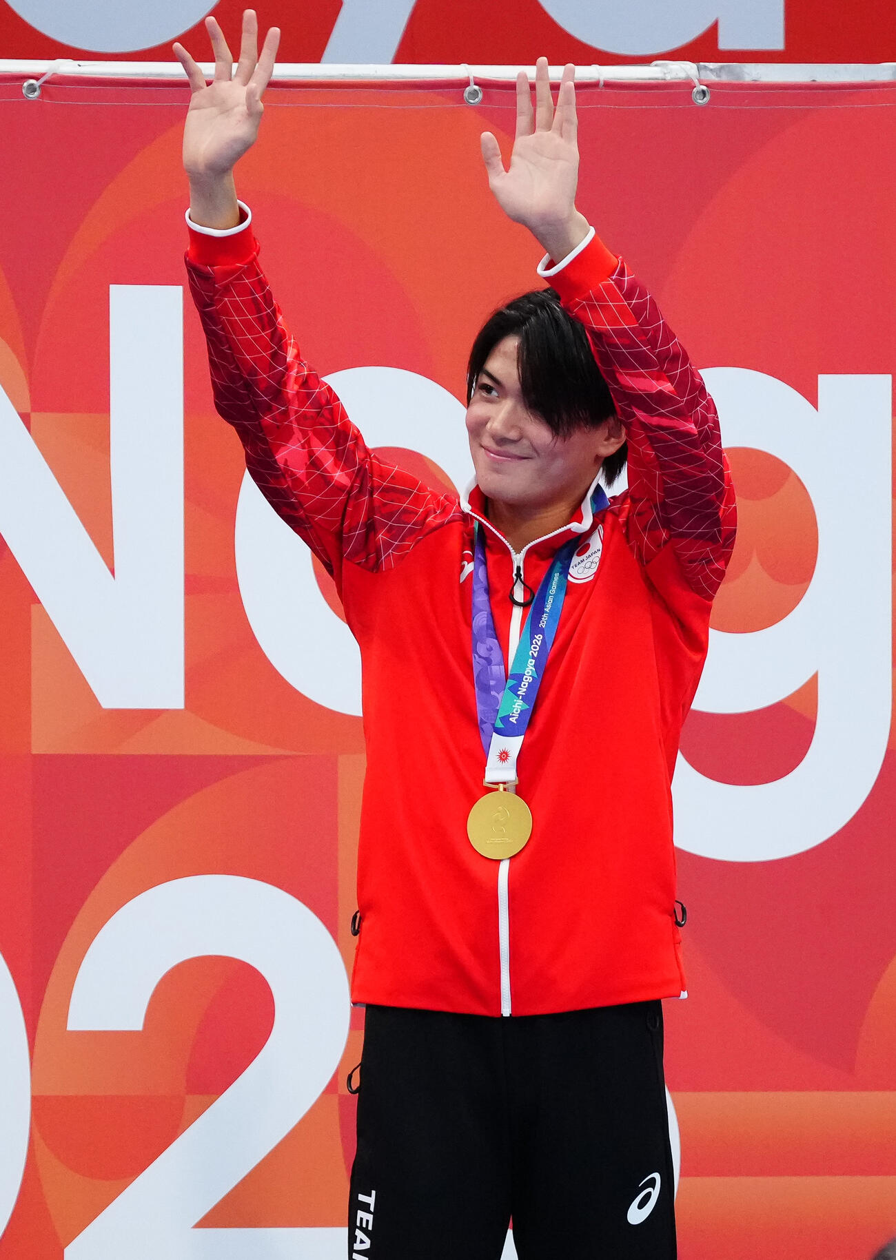 男子200メートル個人メドレー決勝　金メダルの松下知之は声援に応える（撮影・鈴木みどり）