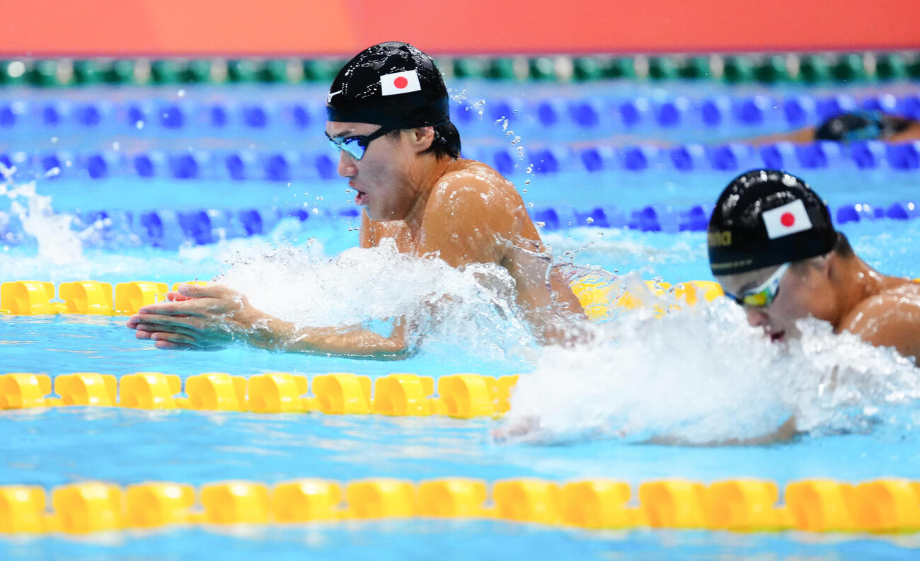 男子200メートル個人メドレー決勝　平泳ぎを泳ぐ松下知之。右は小島夢貴（撮影・鈴木みどり）
