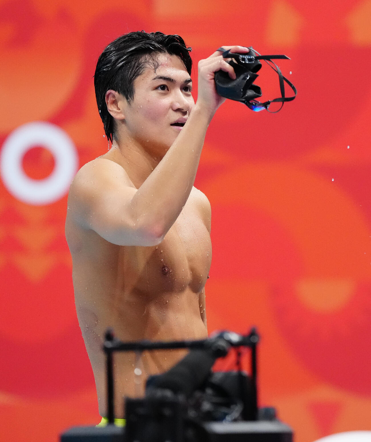 男子200メートル個人メドレー決勝　金メダルの松下知之は声援に応える（撮影・鈴木みどり）