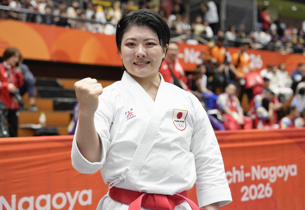 女子形個人で優勝しポーズをとる尾野真歩＝豊橋市総合体育館（共同）