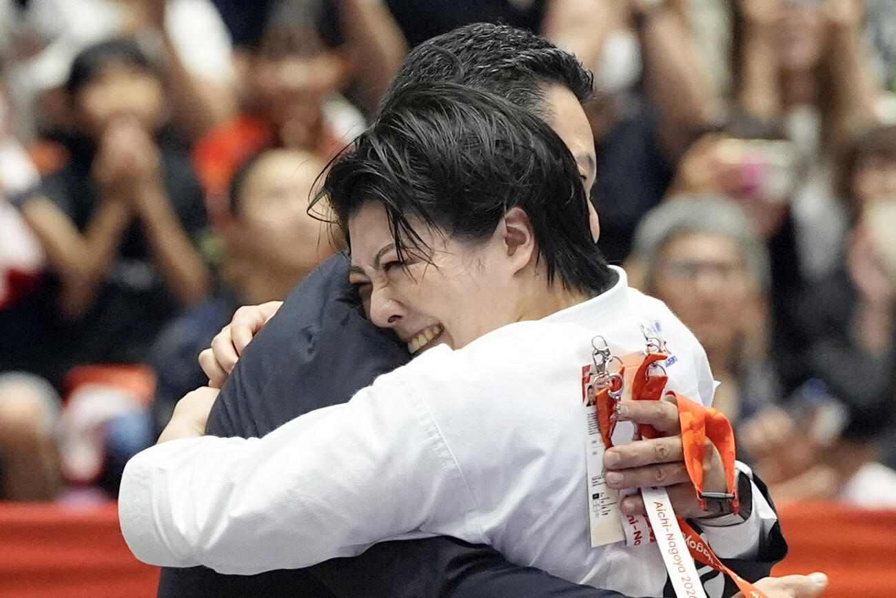 女子形個人で優勝した尾野真歩（右）＝豊橋市総合体育館（共同）