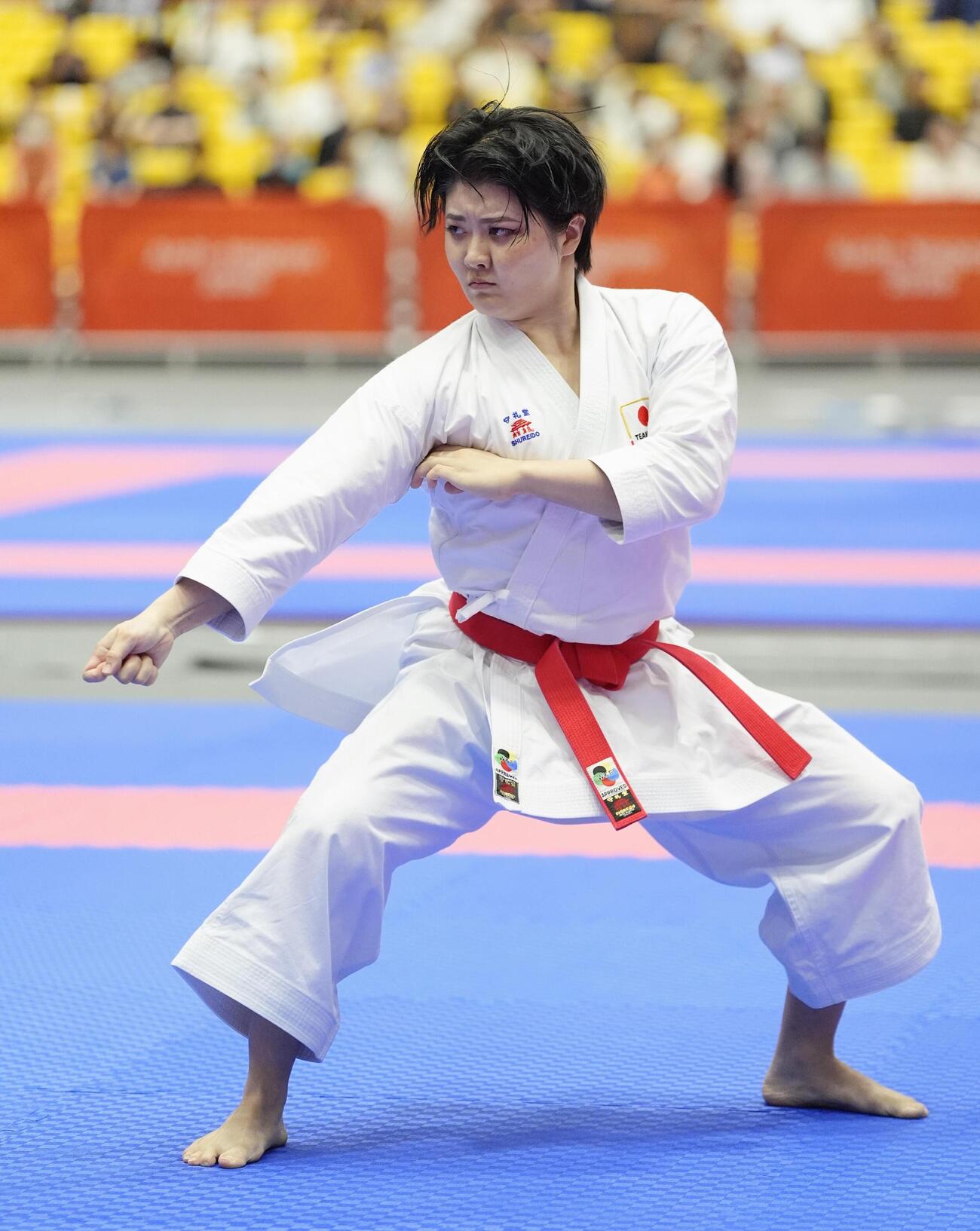 女子形個人決勝　演武する尾野真歩。金メダルを獲得した＝豊橋市総合体育館（共同）