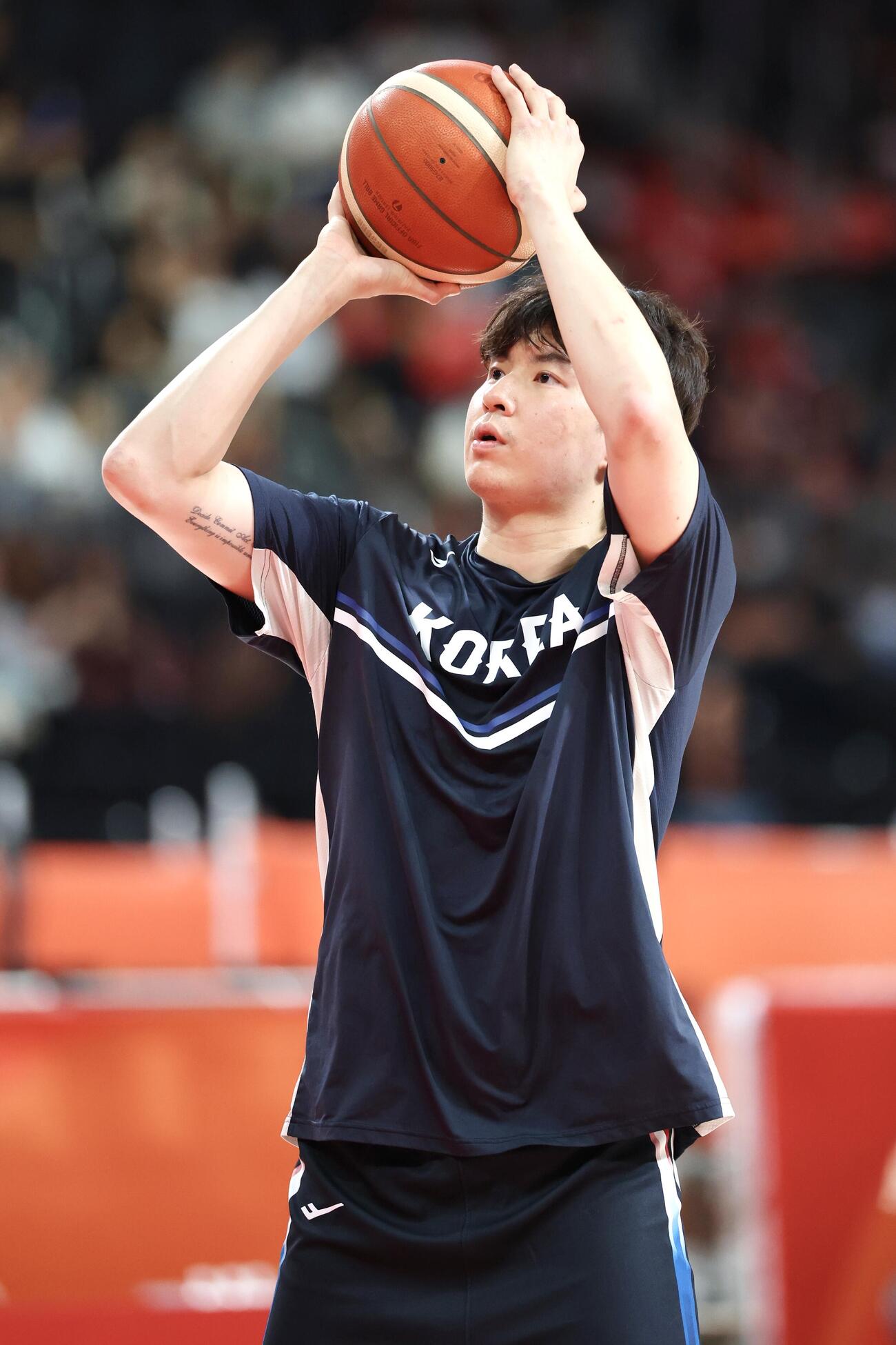 日本対韓国　試合前、シュート練習する韓国イ・ヒョンジュン（撮影・宮地輝）