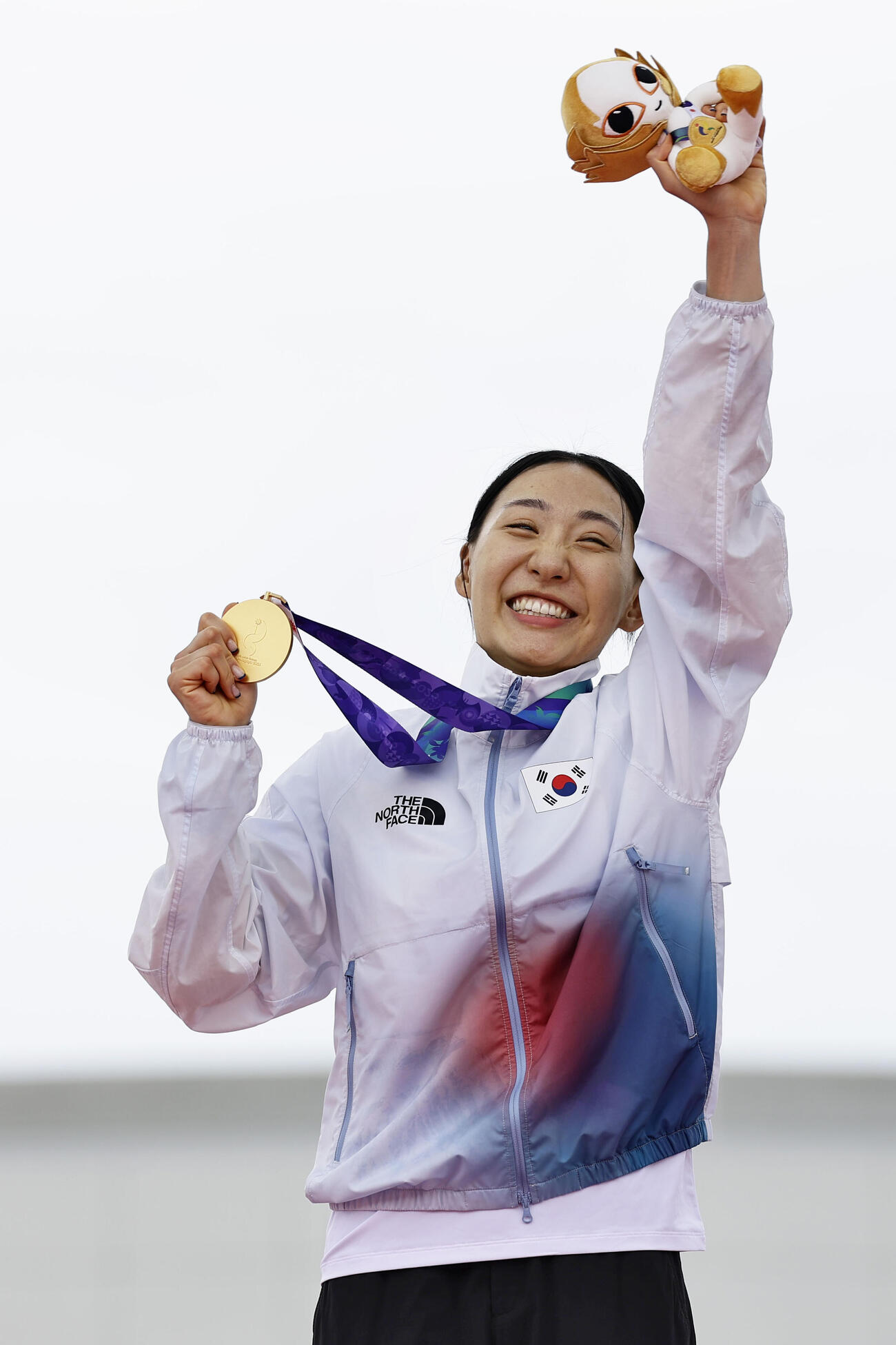 近代五種の女子個人で金メダルを獲得した韓国のソン・スンミン＝安城市総合運動公園（共同）