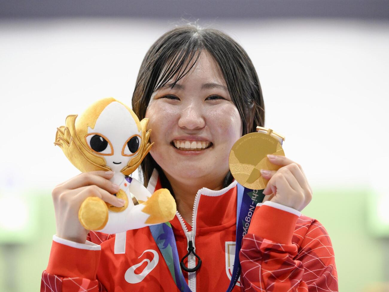女子エアライフル個人で金メダルを獲得した泰地陽詩＝愛知県総合射撃場(共同)