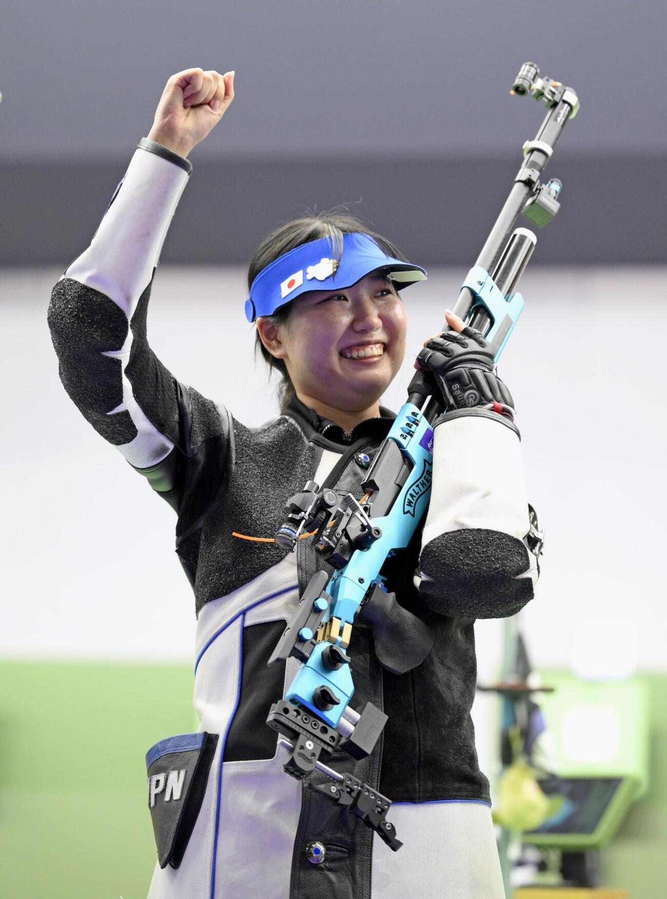 女子エアライフル個人で優勝し喜ぶ泰地陽詩＝愛知県総合射撃場(共同)