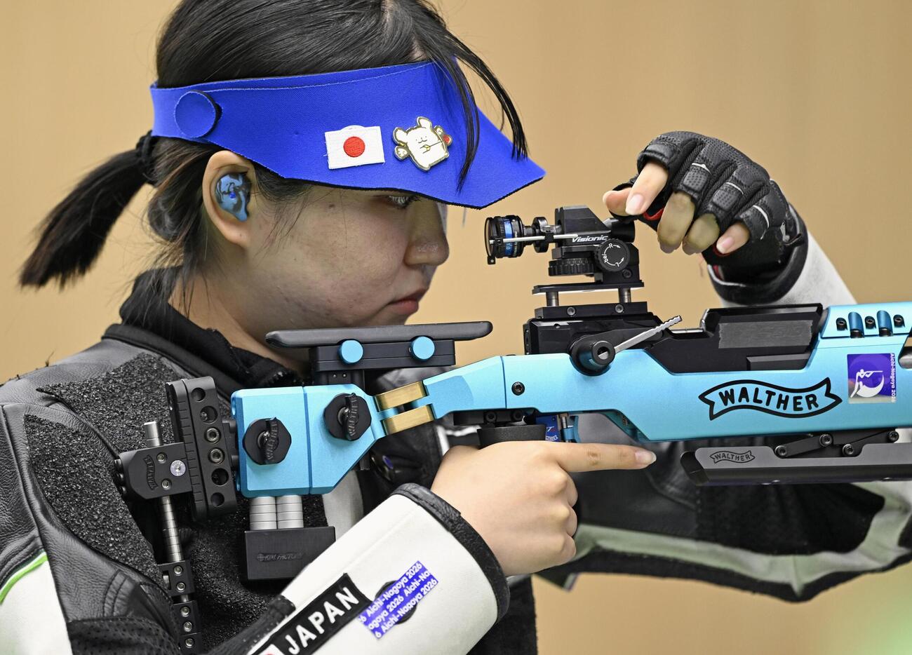 女子エアライフル個人で金メダルを獲得した泰地陽詩＝愛知県総合射撃場(共同)