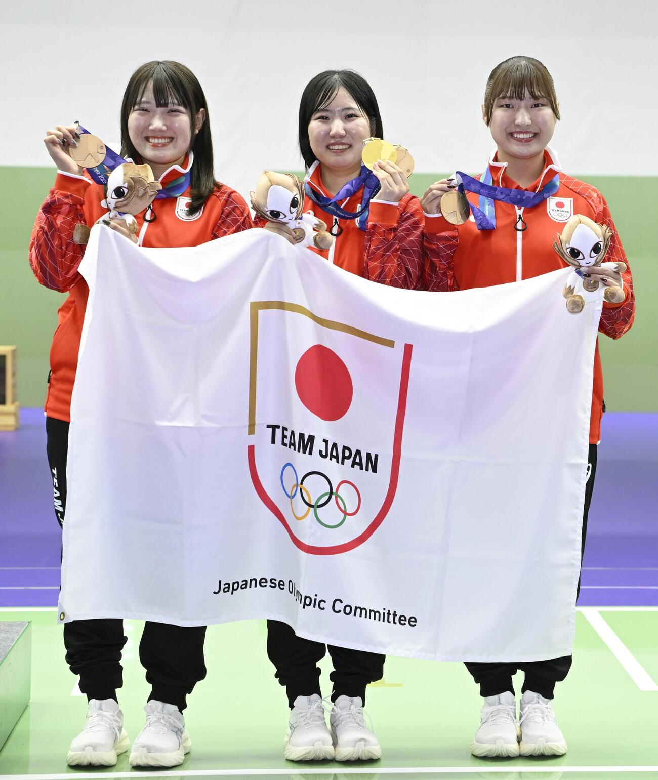 女子エアライフル団体で銅メダルを獲得した（左から）野畑美咲、泰地陽詩、平田しおり＝愛知県総合射撃場(共同)
