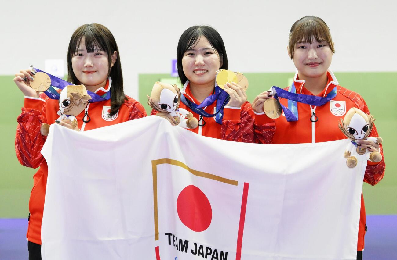 女子エアライフル団体で銅メダルを獲得した（左から）野畑美咲、泰地陽詩、平田しおり＝愛知県総合射撃場(共同)