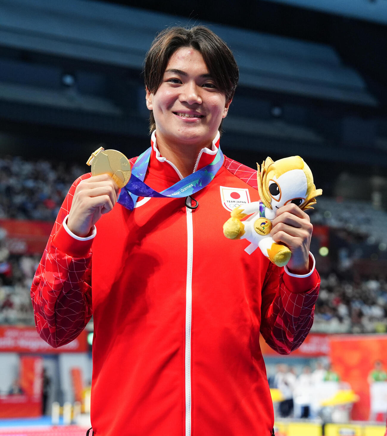 男子200メートル個人メドレー決勝　金メダルの松下知之は笑顔で写真に納まる（撮影・鈴木みどり）