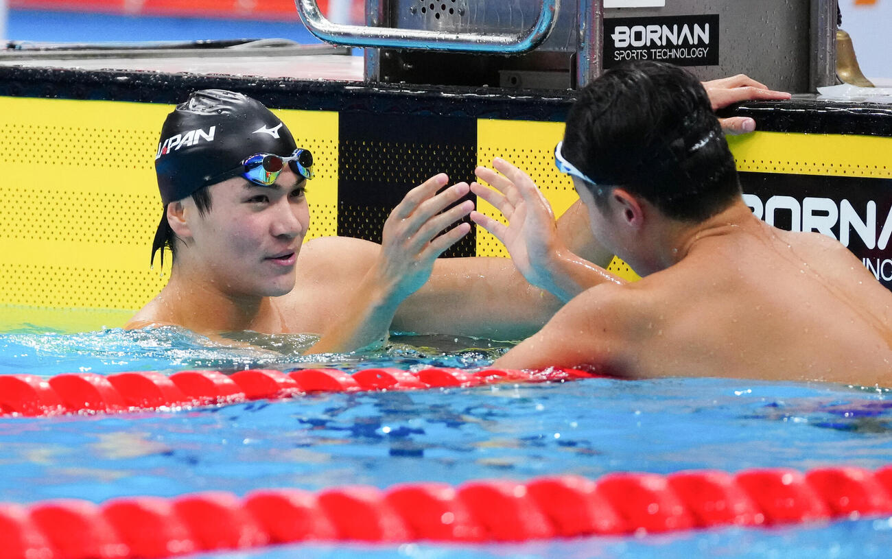 男子200メートル個人メドレー決勝　金メダルの松下知之（左）は銀メダルの小島夢貴と健闘をたたえ合う（撮影・鈴木みどり）