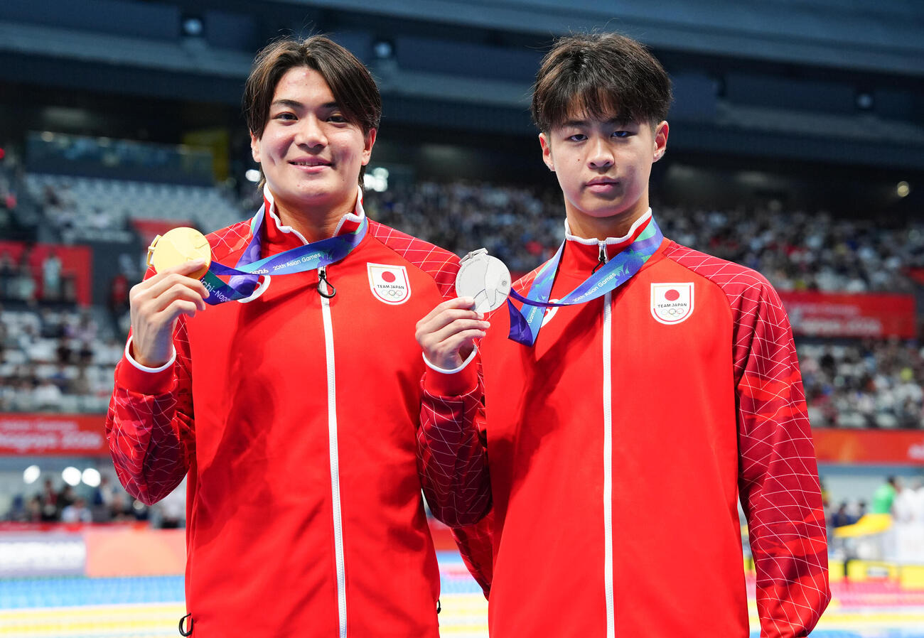 男子200メートル個人メドレー決勝　金メダルの松下知之（左）と銀メダルの小島夢貴は笑顔で写真に納まる（撮影・鈴木みどり）