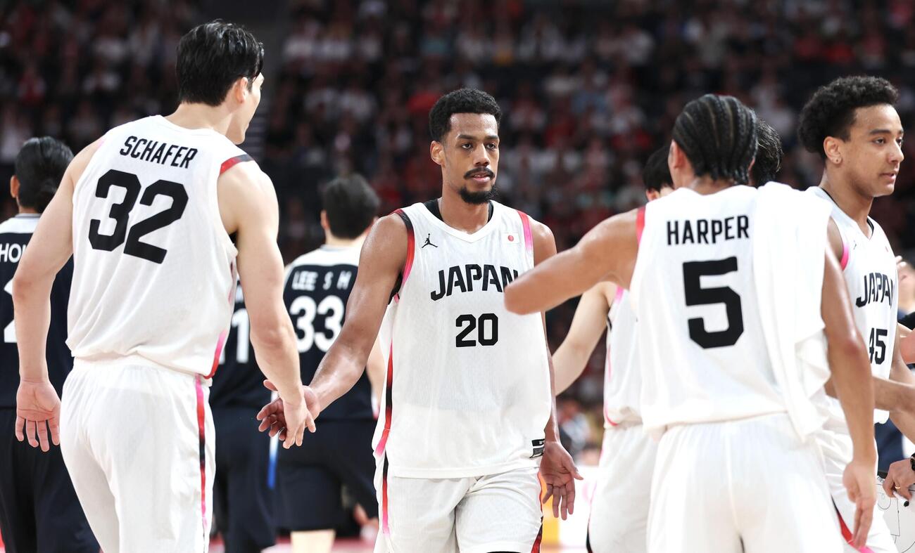 日本対韓国　第1クォーター、2点シュートを決めタッチを交わす山崎一渉（撮影・宮地輝）