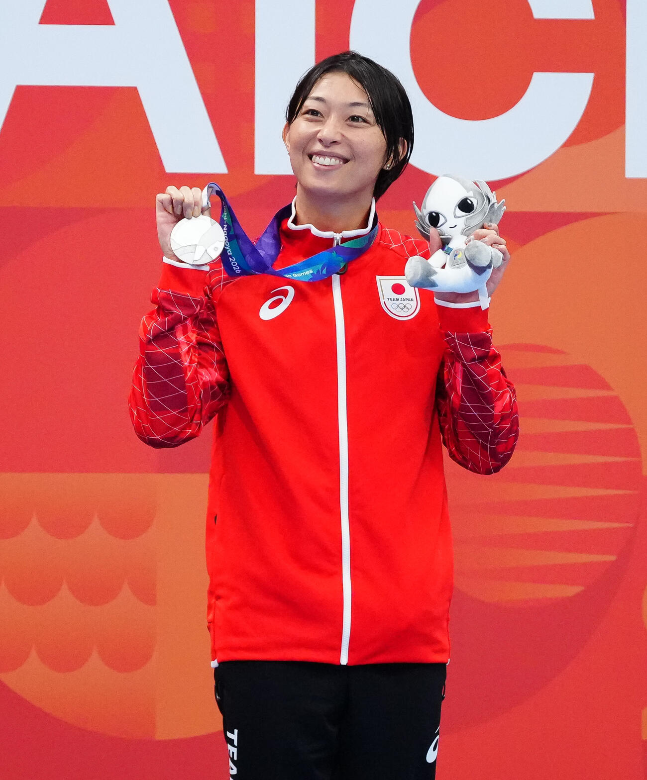 女子50メートル平泳ぎ決勝　銀メダルを獲得し、声援に応える鈴木聡美（撮影・鈴木みどり）