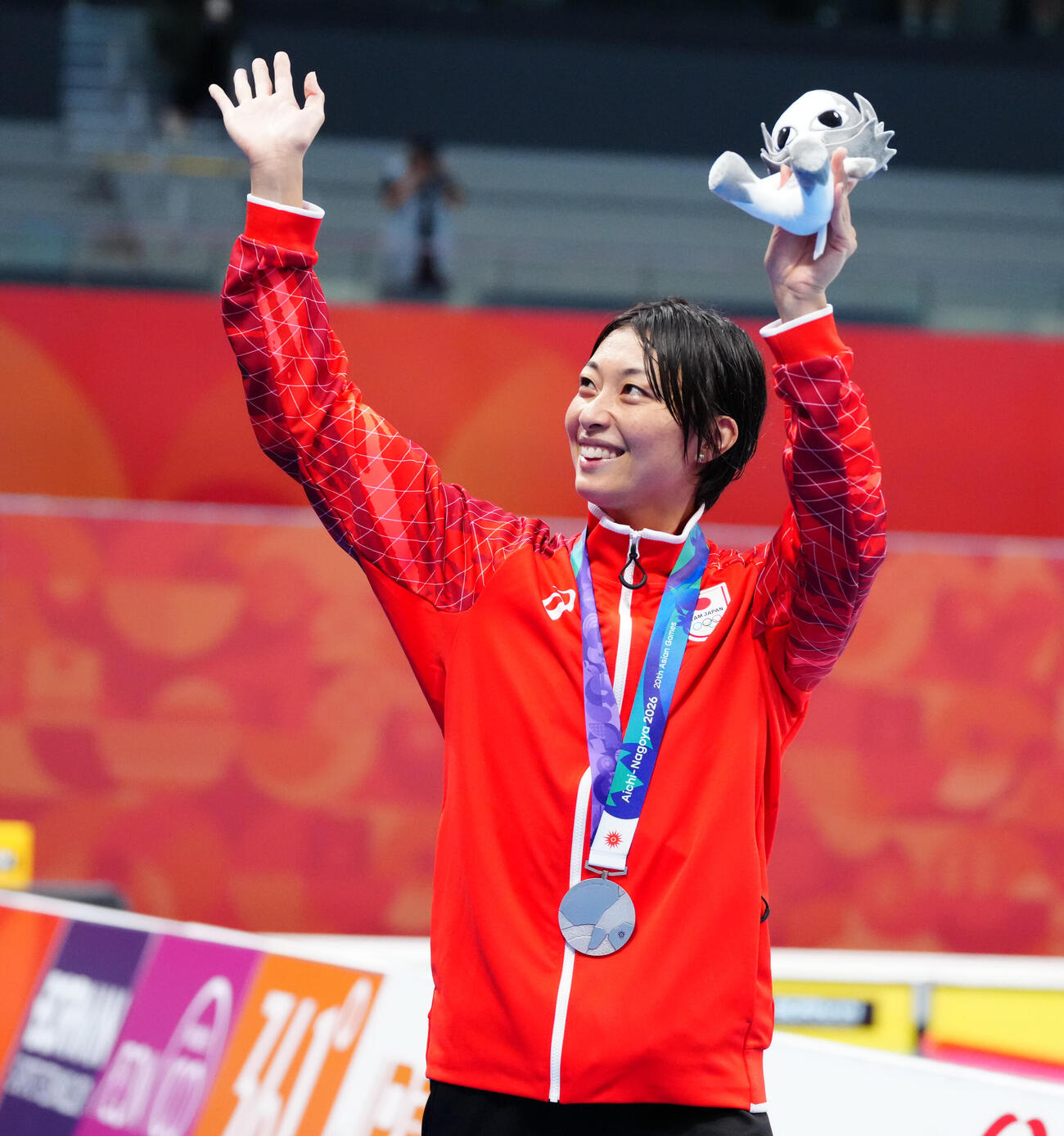 女子50メートル平泳ぎ決勝　銀メダルを手に声援に応える鈴木聡美（撮影・鈴木みどり）