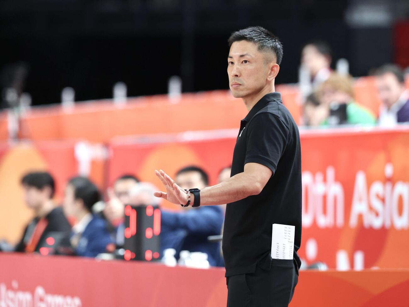 日本対韓国　第1クォーター、選手たちを落ち着かせる吉本泰輔監督（撮影・宮地輝）