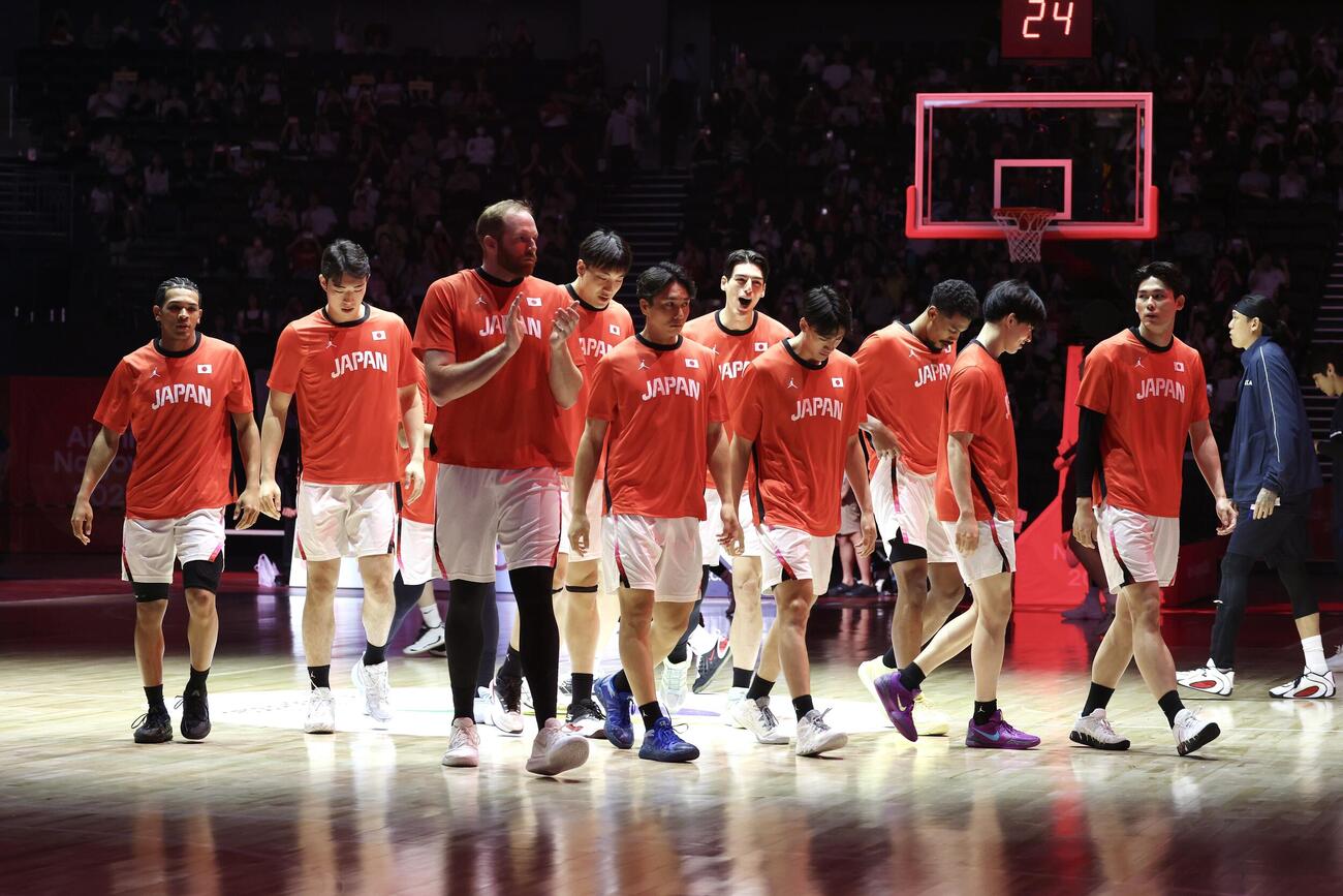 日本対韓国　試合前、コートに登場した選手たち（撮影・宮地輝）