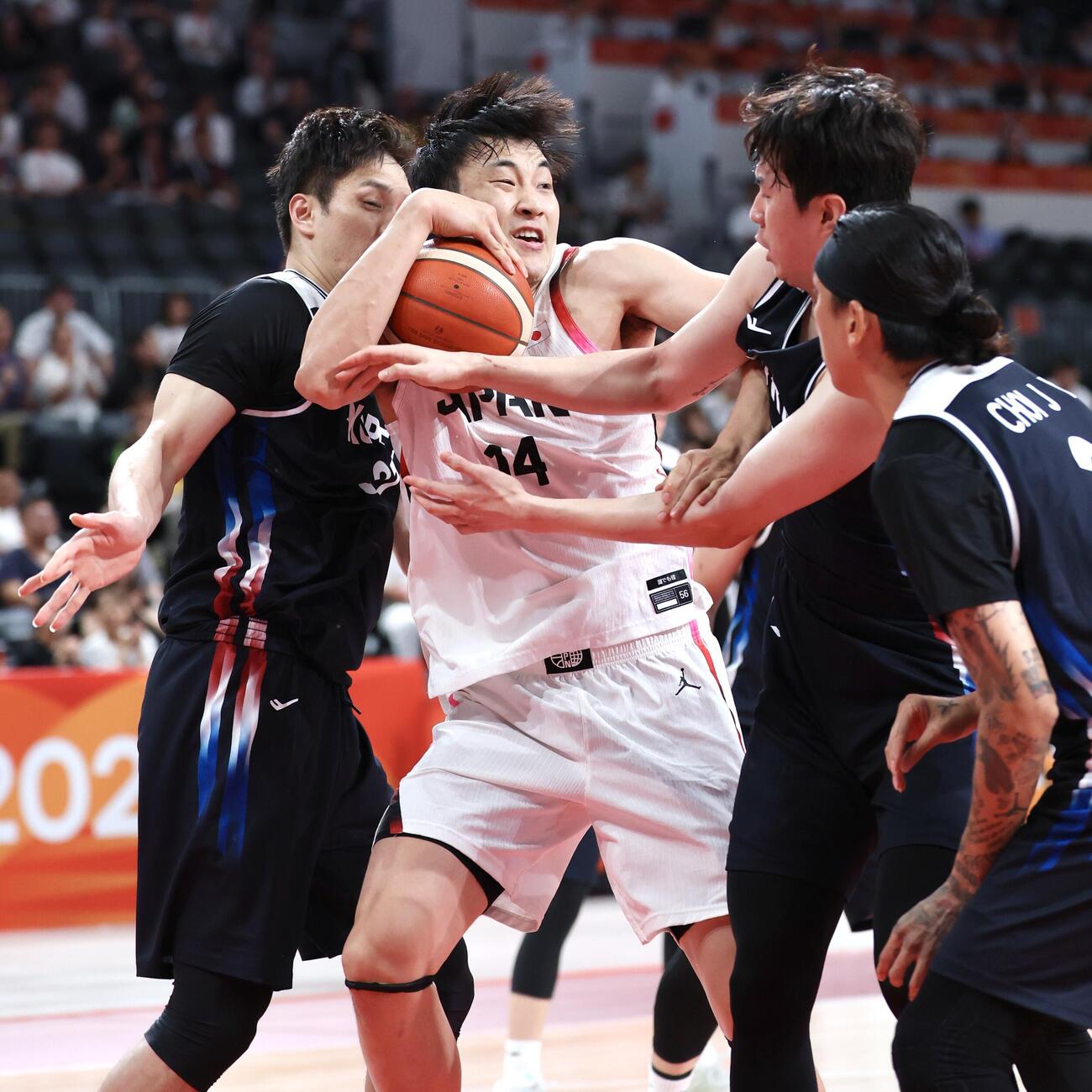 日本対韓国　第1クォーター、リング下で相手とやり合う狩野富成（撮影・宮地輝）